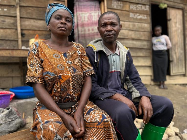 Riziki et son mari, Birandala, habitent désormais à Numbi après avoir fui leur village du Nord-Kivu. RDC. 2023.
 © Charly Kasereka/MSF