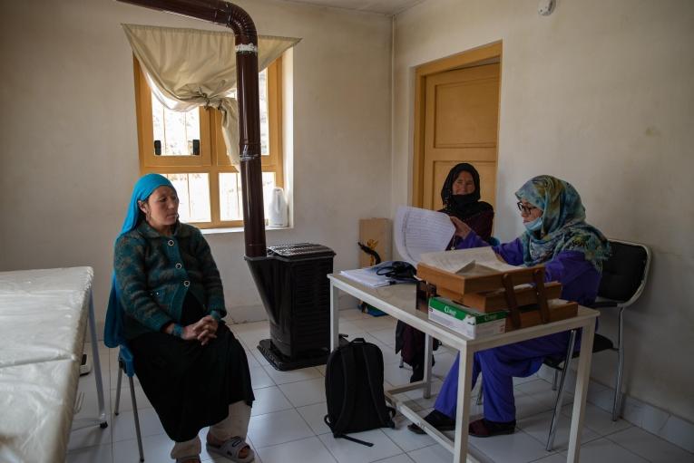 Suhaila, 38 ans, lors d'une consultation avec une sage-femme MSF. C'est sa sixième visite dans le centre de santé de&nbsp;Pusht-e-Awaz.

&nbsp;
 © Nava Jamshidi