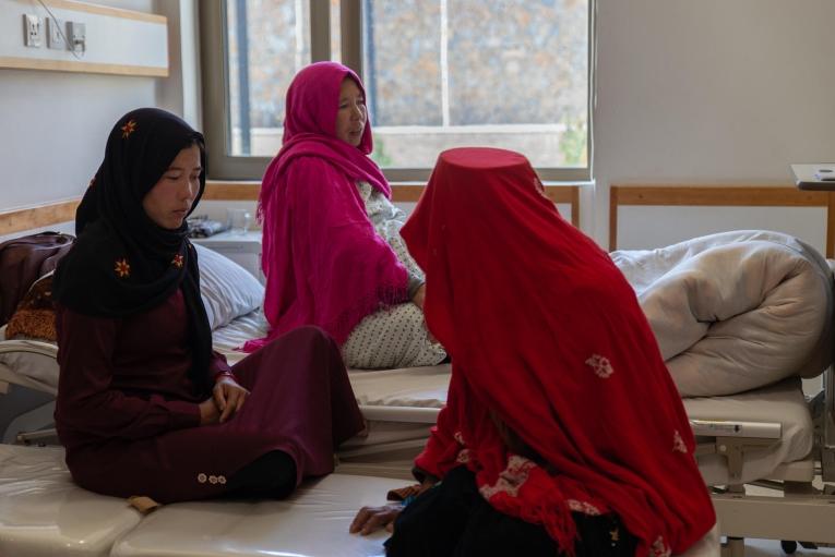 Une femme enceinte, accompagnée de deux femmes venues l'aider, dans la maternité MSF de l'hôpital provincial de Bamyan. Chaque semaine, MSF reçoit 10 à 15 femmes enceintes dans ce lieu et la plupart sont orientées depuis des centres de santé éloignés de la province.
 © Nava Jamshidi