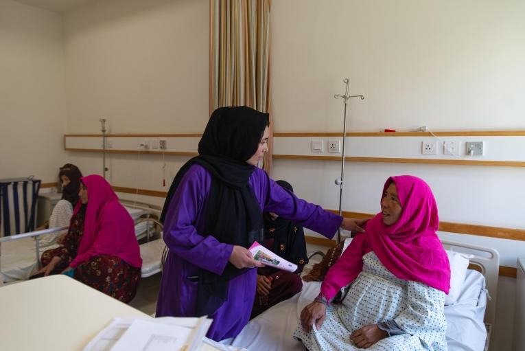 Une sage-femme MSF en consultation avec une femme enceinte, à l'hôpital provincial de Bamyan, soutenu par MSF.
 © Nava Jamshidi