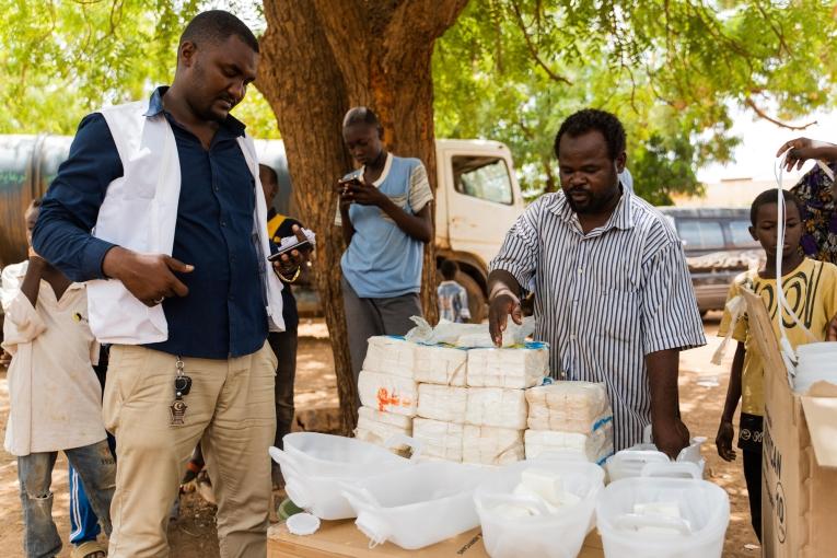 Distribution de kits d'hygiène par les équipes MSF dans un camp de déplacés de Wad Madani. Soudan. 2023.
 © MSF