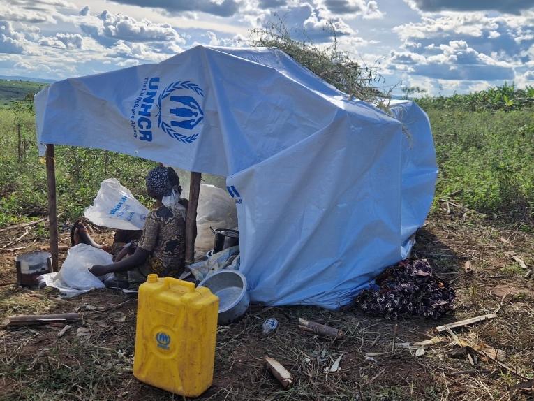 Une réfugiée nouvellement arrivée de République démocratique du Congo dans un abri du camp de Nakivale. Ouganda. 2023.
 © MSF/Augustin Westphal