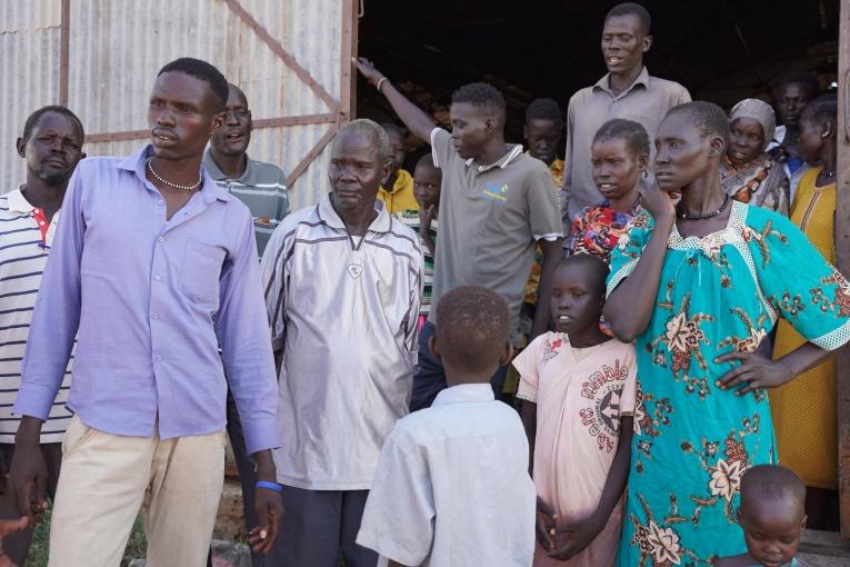 Des personnes en provenance du Soudan devant un entrepôt dans lequel elles habitent à Renk. Soudan du Sud. 2023.
 © Nasir Ghafoor/MSF