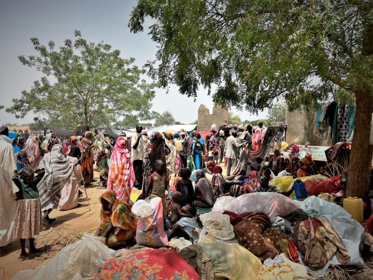Des réfugiés soudanais devant le&nbsp;lycée Marjan, dans la ville d'Adré, au Tchad.
 © MSF/Mohammad Ghannam