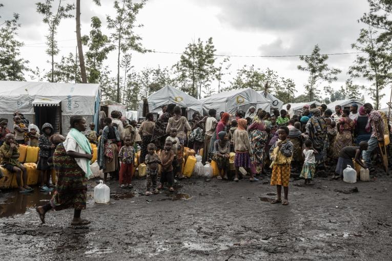 Des personnes déplacées du camp de Rusayo attendent pour collecter de l'eau. Nord-Kivu, République démocratique du Congo, avril 2023.&nbsp;
 © Michel Lunanga