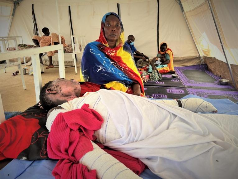 Un soudanais de 15 ans victime de brûlures accompagné par sa mère.
 © MSF/Mohammad Ghannam