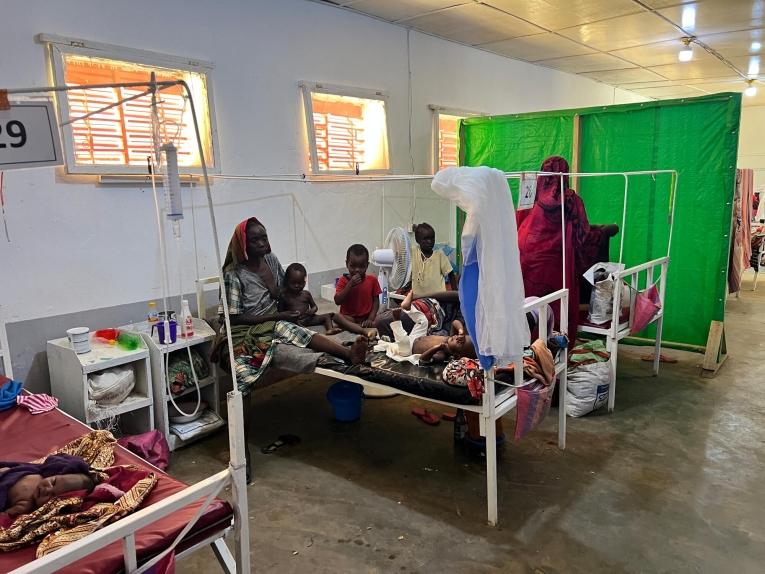 Une famille de réfugiés soudanais au service pédiatrique de l'hôpital d'Adré, au Tchad.
 © MSF/Mohammad Ghannam