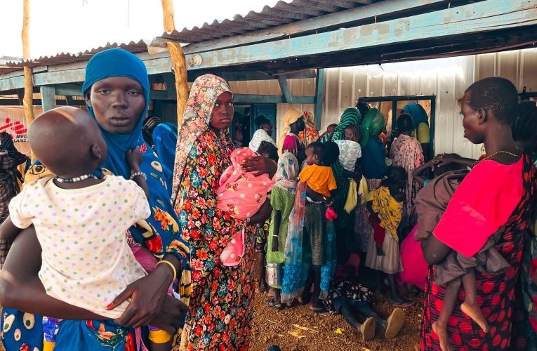 De nouveaux arrivants attendent pour recevoir une consultation à la clinique MSF du camp d'Um Sangour. Soudan du Sud.
 © Ahmad Mahmoud/MSF