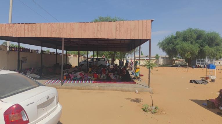 Des familles s'abritent du soleil à l'hôpital d'El Fasher. Soudan. 2023.
 © MSF