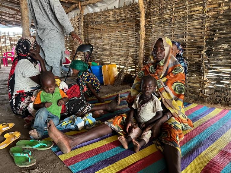 Une famille soudanaise attend une consultation médicale dans le camp de la ville de Birao. République centrafricaine. 2023.
 © MSF/Vivien  Ngalangou