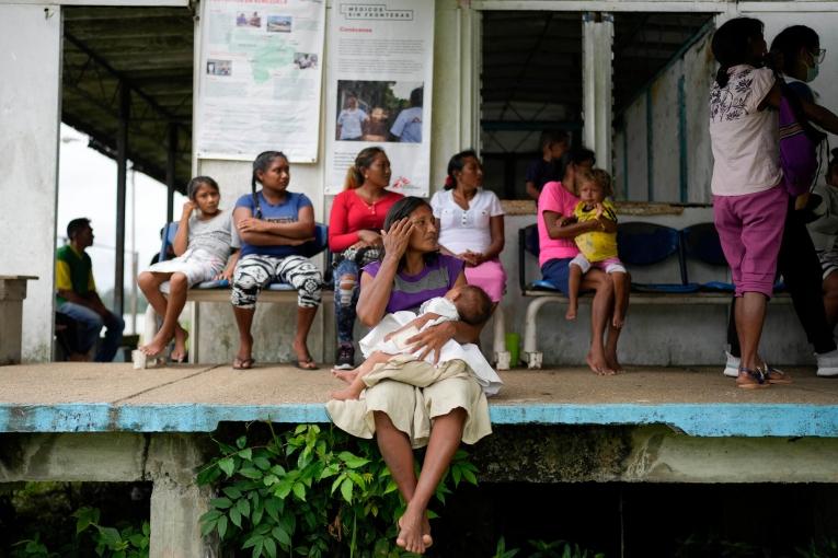 Des membres de la communauté Warao attendent d'être reçus en consultation par un médecin MSF à la clinique de Nabasanuka. Venezuela. 2023.

&nbsp;
 © Matias Delacroix