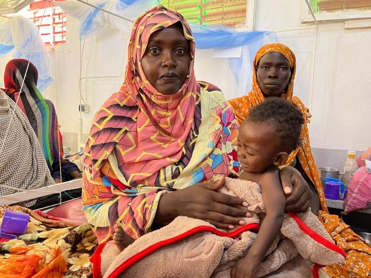 Une mère et son enfant souffrant de malnutrition à l'hôpital d'Adré au Tchad. 2023.
 © Johnny Vianney Bissakonou/MSF