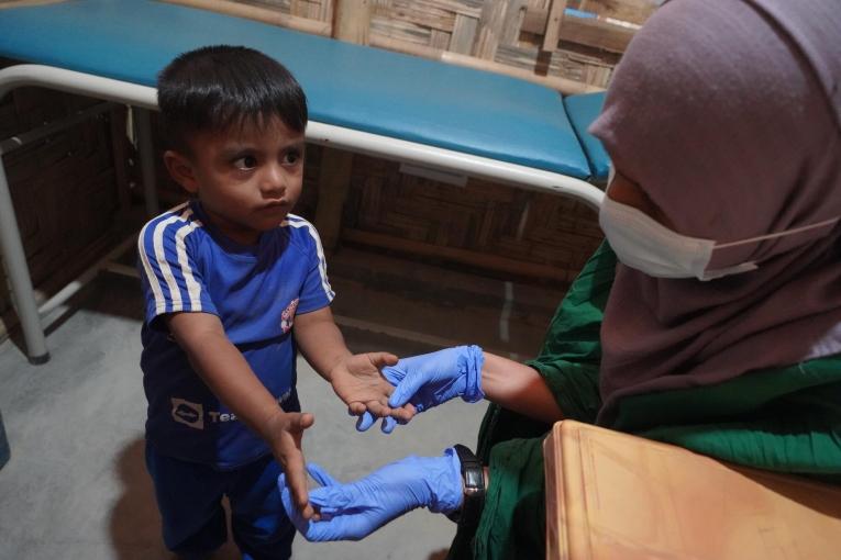 Abdullah est un réfugié rohingya de 4 ans qui vit dans le camp de Jamtoli. Depuis décembre 2022, il souffre de la gale, comme toute sa famille.
 © Farah Tanjee/MSF