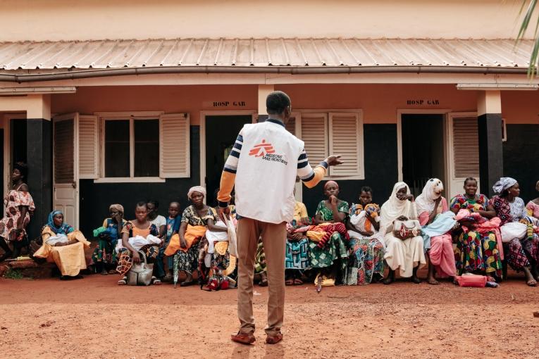 Un promoteur de santé MSF lors d'une séance de planning familial à l'hôpital de Bangassou.
© Julien Dewarichet