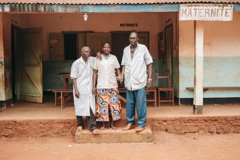 L'équipe d'un centre de santé, soutenu par MSF, situé à 19 kilomètres de Bangassou. Préfecture du Mbomou. Mars 2023.
 © Julien Dewarichet