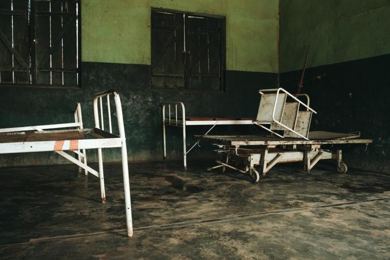 Des lits sans matelas à l'intérieur de l'hôpital de Bakouma.&nbsp;
 © Julien Dewarichet