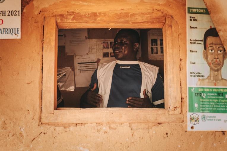 Pelé Kotho-Gawe, responsable des activités externes pour MSF, lors de la visite d'un centre de santé entre Bangassou et Bakouma. Mars 2023. République centrafricaine.
 © Julien Dewarichet