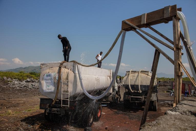 Des camions-citernes à la station d'épuration de Bulengo.
 © MSF/Alexandre Marcou