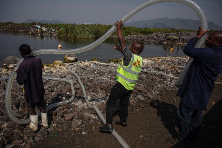 Une équipe MSF réalise l'entretien des canalisations de la station d'épuration de Bulengo. L'eau du lac Kivu est aspirée grâce à un système de pompes à eau, puis traitée avec du chlore avant d'être stockée dans des réservoirs et distribuée dans le réseau de distribution d'eau du camp de déplacés de Bulengo.
 © MSF/Alexandre Marcou