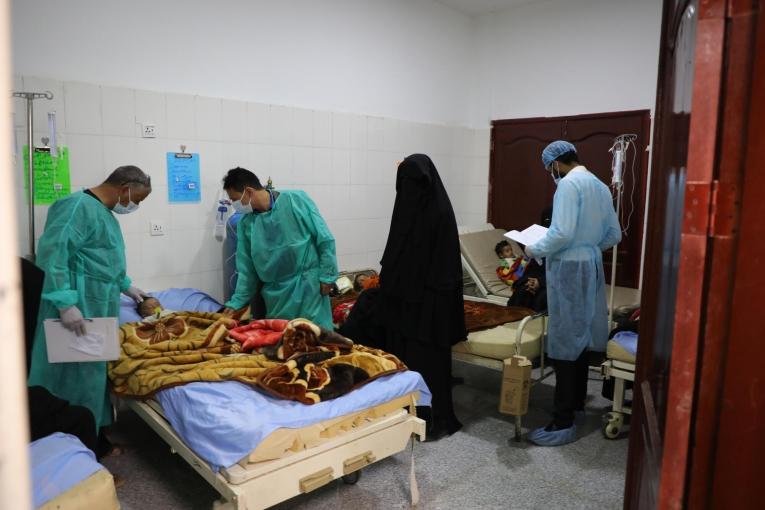 Des médecins prennent en charge des patients atteints de rougeole dans le centre d'isolement de l'hôpital central de Rada'a à Al Bayda.
 © Majd Aljunaid/MSF