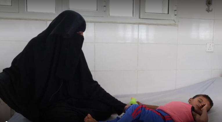 Aisha et son fils Abdullah, 3 ans et demi, dans une chambre d'isolement de l'hôpital général d'Abs soutenu par MSF.
 © MSF