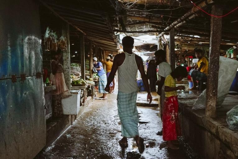 Un marché rohingya dans les camps. Les rations de nourriture ont été réduites en juin 2023, à seulement 8 dollars par personne et par mois.
 © Victor Caringal/MSF