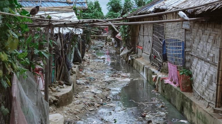 L’accès insuffisant à l’eau potable et les mauvaises conditions d’assainissement aggravent les risques sanitaires dans les camps surpeuplés, favorisant des épidémies comme la gale.
 © Victor Caringal/MSF