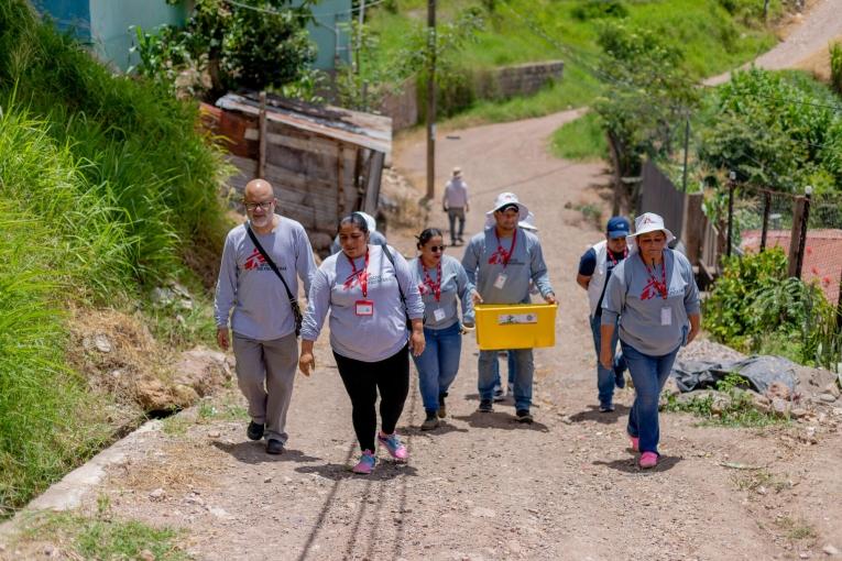 La route pour rejoindre les maisons des volontaires communautaires est difficile d'accès. Malgré cela, l'équipe MSF rend visite à ces personnes chaque semaine.
 © Martín Cálix