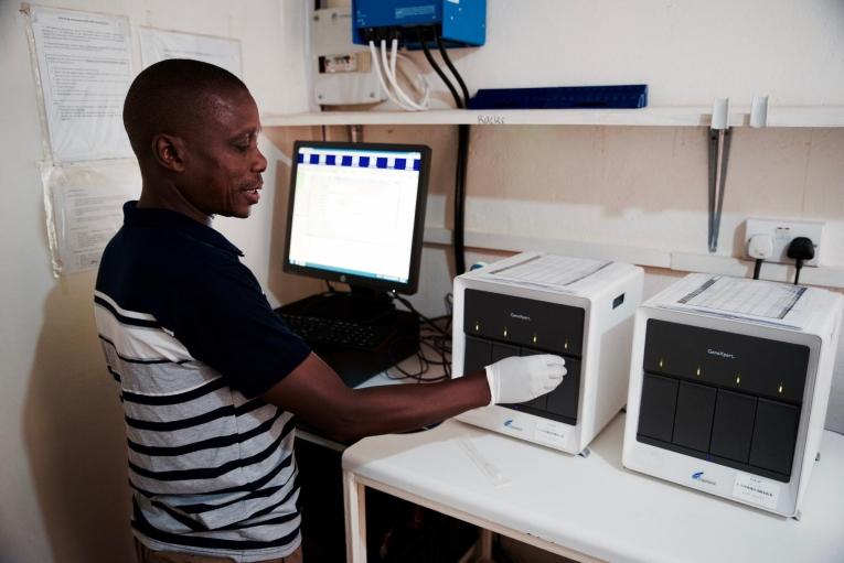 Une machine utilisée pour les tests de charge virale dans le laboratoire MSF du centre de santé de Namibambo dans le district de Chiradzulu.
 © Francesco Segoni/MSF