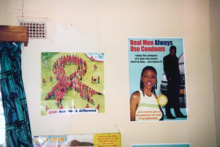 Des affiches de prévention contre le sida en 2002 au Malawi.&nbsp;
 © Isabelle Merny
