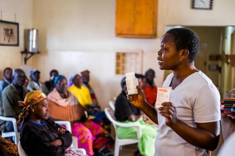 Une membre du personnel de santé explique le test de charge viral à des patients à l'hôpital régional d'Arua. 2014.

&nbsp;
 © Isabel Corthier