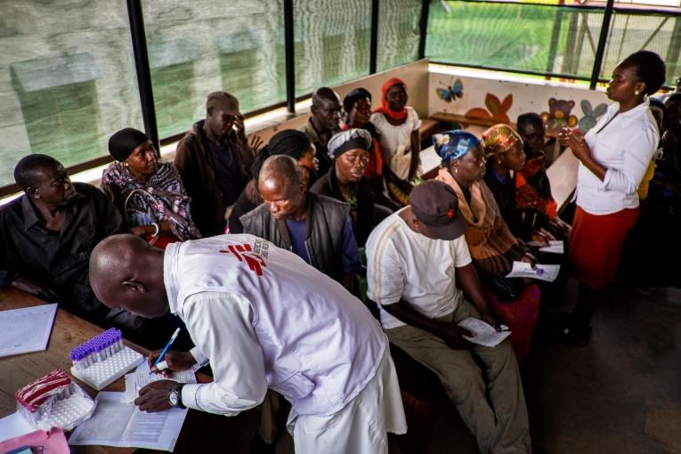Vue d'une salle d'attente du département VIH de l'hôpital régional d'Arua. 2014.
© Isabel Corthier