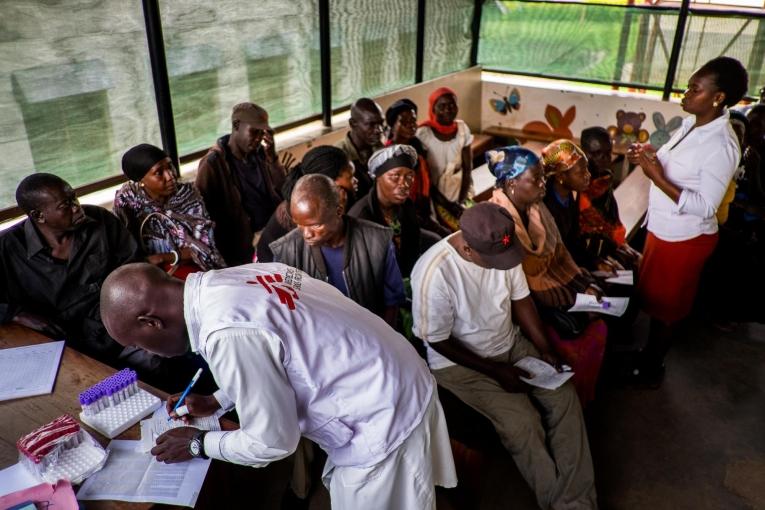 Vue d'une salle d'attente du département VIH de l'hôpital régional d'Arua. 2014.
 © Isabel Corthier