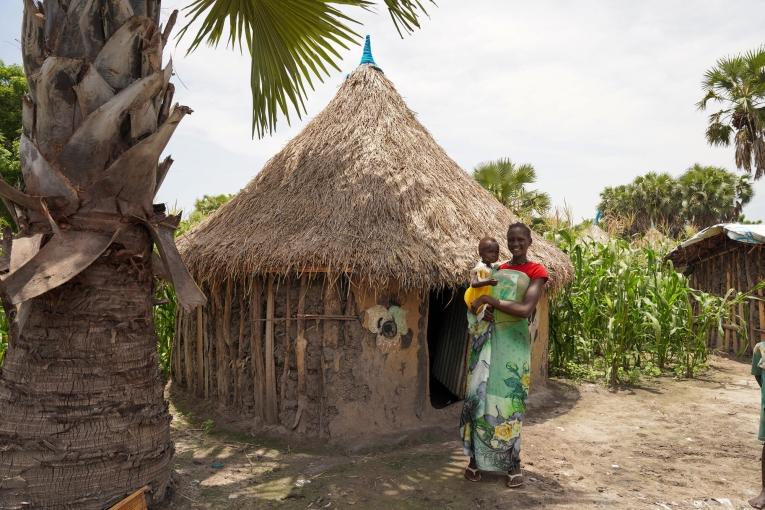 Nya Sibet Mar et sa fille de deux ans devant leur maison. Soudan du Sud. 2023.
 © Manon Massiat/MSF