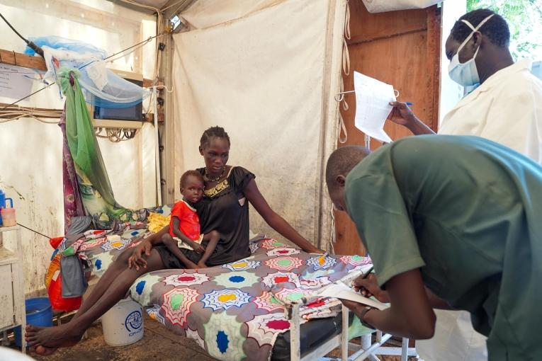 Nya Thor, 2 ans, en consultation avec des membres des équipes médicales MSF de l'hôpital d'Old Fangak. Soudan du Sud. 2023.
 © Manon Massiat/MSF