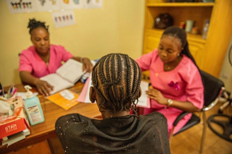 Consultation avec des&nbsp;sages-femmes MSF au centre Tongolo, à Bangui, en&nbsp;Centrafrique.
 © Juan Carlos Tomasi/MSF