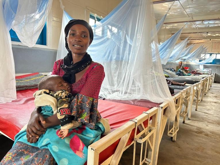 Micheline, 23 ans, tient dans ses bras son fils Daniel, 10 mois, admis depuis une semaine au Centre de Nutrition Thérapeutique de l'hôpital de Mweso, au Nord-Kivu, soutenu par les équipes MSF depuis 2005 en partenariat avec le Ministère de la Santé.
© Laora Vigourt/MSF