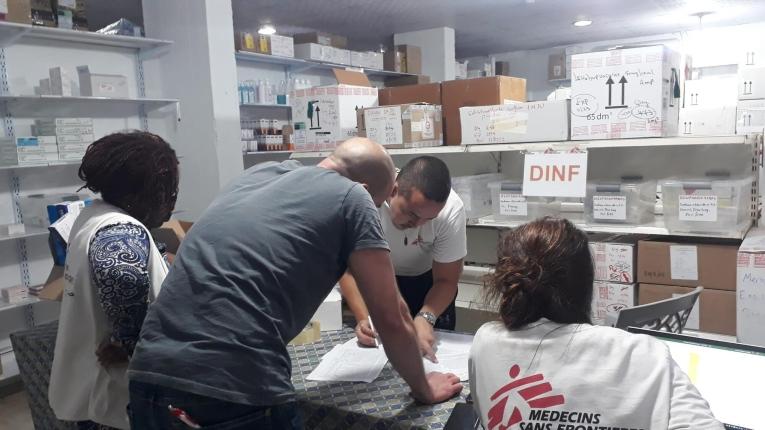 Le personnel de MSF prépare une donation de médicaments pour le ministère de la santé à Gaza suite aux frappes aériennes israéliennes. 8 octobre 2023
 © MSF
