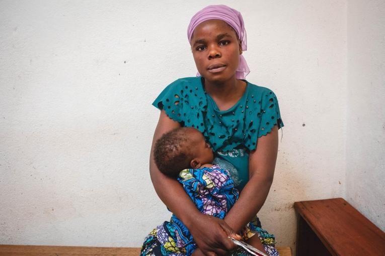 Fahida tient dans ses bras son fils Joël, 12 mois, admis pour malnutrition aiguë sévère au Centre de Nutrition Thérapeutique de l'hôpital de Masisi, soutenu par MSF depuis 2007.
© MSF/Laora Vigourt