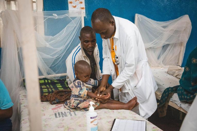 Un médecin vérifie les œdèmes sur le corps d'Alice, une patiente admise pour malnutrition aiguë sévère au Centre de Nutrition Thérapeutique de l'hôpital de Masisi, soutenu par MSF depuis 2007.
 © MSF/Laora Vigourt