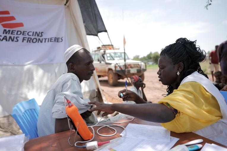 Une infirmière MSF examine un patient dans la clinique installée à proximité du camp de réfugiés de Wedweil au Soudan du Sud.&nbsp;
 © Peter Bräunig