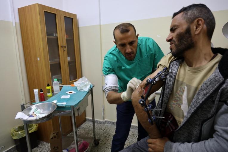 Les infirmiers de la clinique changent les pansements et soignent les plaies. En cas d'urgence, ils font aussi des interventions chirurgicale mineures sur les blessures qui le nécessitent.
© Mohammad Abed