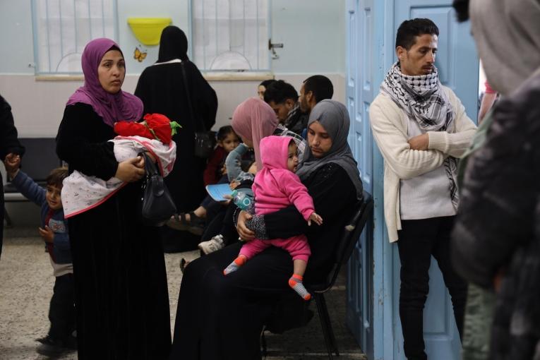 La salle d'attente principale de la clinique Al-Shaboura qui reçoit jusqu'à 300 patients par jour.&nbsp;
 © Mohammad Abed