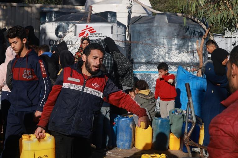 Les équipes MSF cherchent à améliorer l'accès à l'eau potable en particuliers pour les personnes déplacées.&nbsp;
 © Mohammed ABED