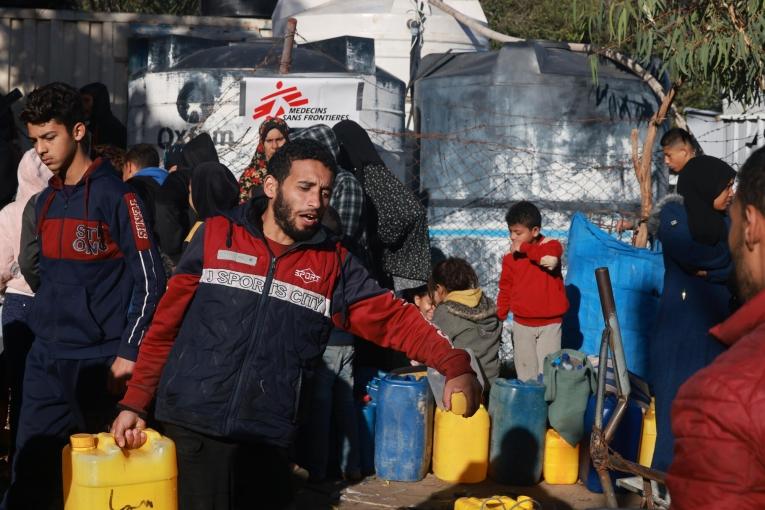 Les équipes MSF cherchent à améliorer l'accès à l'eau potable en particuliers pour les personnes déplacées.
© Mohammed ABED