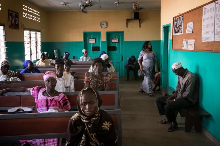 La salle d'attente du service ambulatoire VIH soutenu par MSF au centre de santé de Matam, Conakry, Guinée.
 © Albert Masias/MSF