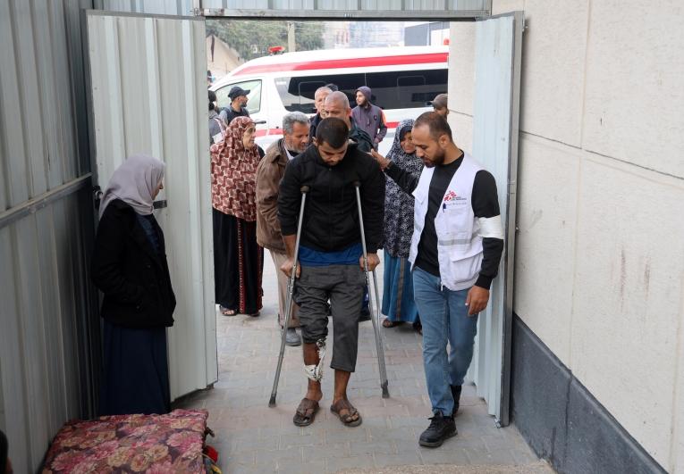 Un patient blessé entre dans l'hôpital indonésien de Rafah accompagné d'un membre des équipes&nbsp; MSF. 28 décembre 2023.
 © MSF