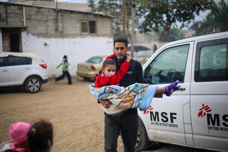 Des Gazaouis en face de l'hôpital indonésien de Rafah géré par les équipes MSF. 28 décembre 2023.
 © MSF