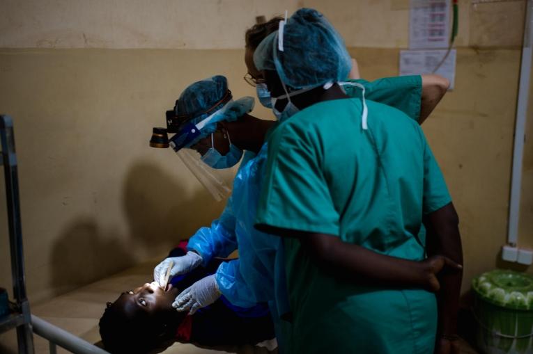 Une docteure MSF ausculte une patiente pour déterminer si elle est atteinte de diphtérie, au centre de traitement de Siguiri. Décembre 2023. Guinée.
© MSF/Andrej Ivanov