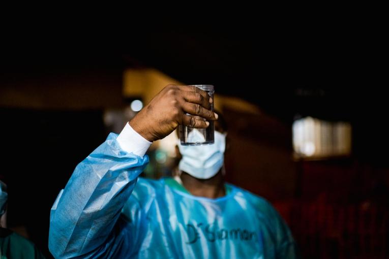 Un médecin prépare l'antitoxine diphtérique avant de l'administrer à un patient du centre de traitement de Siguiri. Décembre 2023. Guinée.
 © MSF/Andrej Ivanov